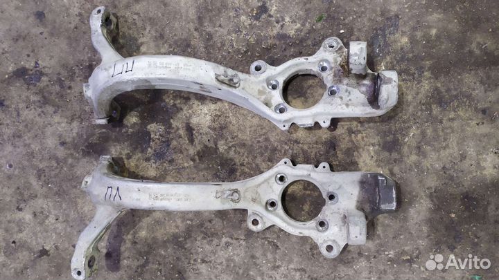 Кулак поворотный левый передний Ауди а8 д3