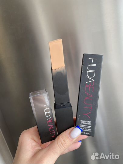 Новая тональная основа в стике Huda Beauty 245b
