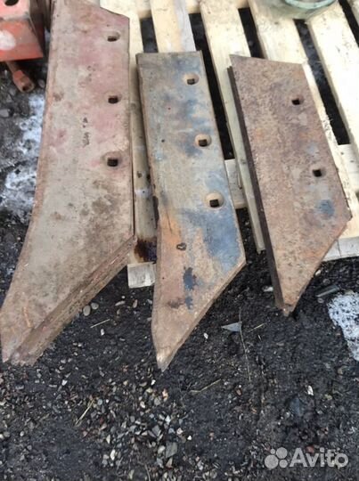 Плуг трехкорпусной