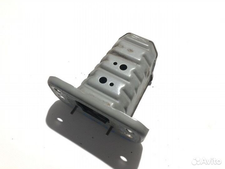 Крепление бампера переднее левое Toyota Vitz NCP95