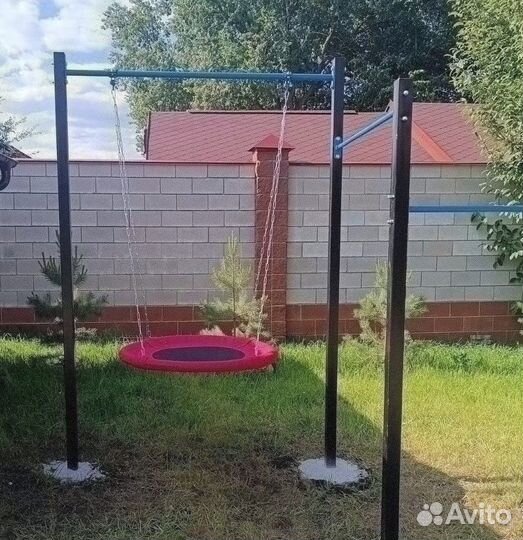Уличный турник для всей семьи можно и качели