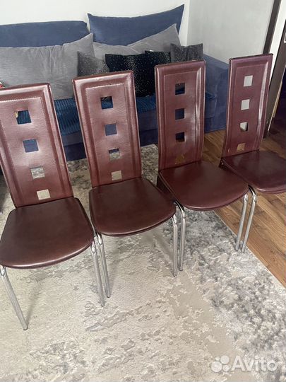 Стол со стульями