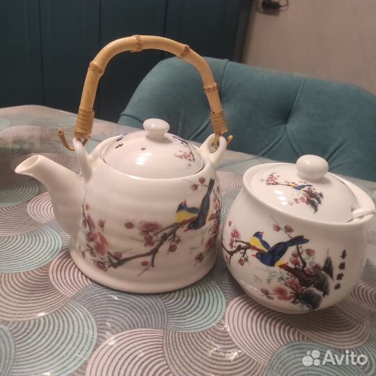 Заварочный чайник и сахарница с ложкой