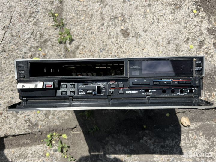Новая панель видеомагнитофона Panasonic NV-G10