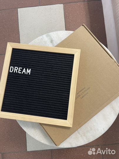 Доска с буквами, леттерборд