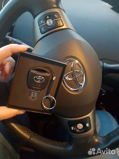 Стильная Флеш карта 32 гб. Ключ от машины Тойота