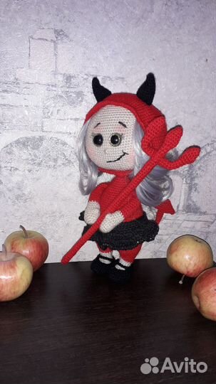 Вязаная кукла Бонни в костюме чертенка