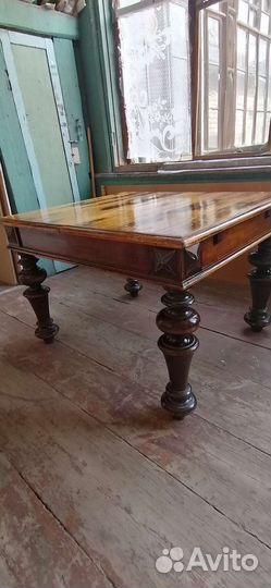 Старинный антикварный стол