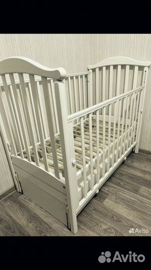 Детская кроватка с продольным маятником