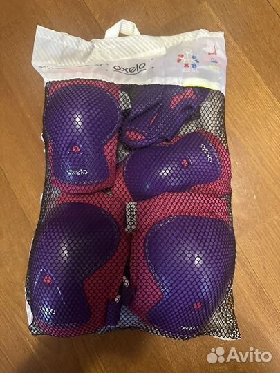 Шлем и наколенники для роликов и велосипеда