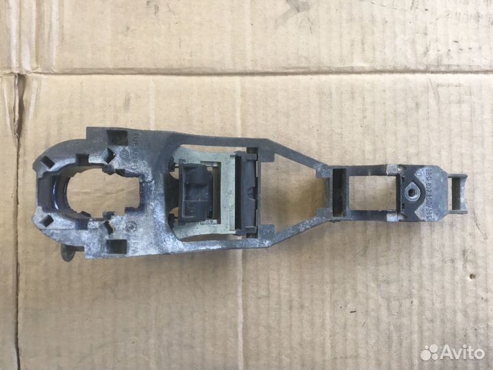 Кронштейн ручки двери Volkswagen Passat B5 (5800)