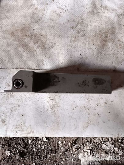 Отрезной резец