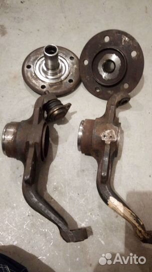 Поворотные кулаки и ступицы на Ниву