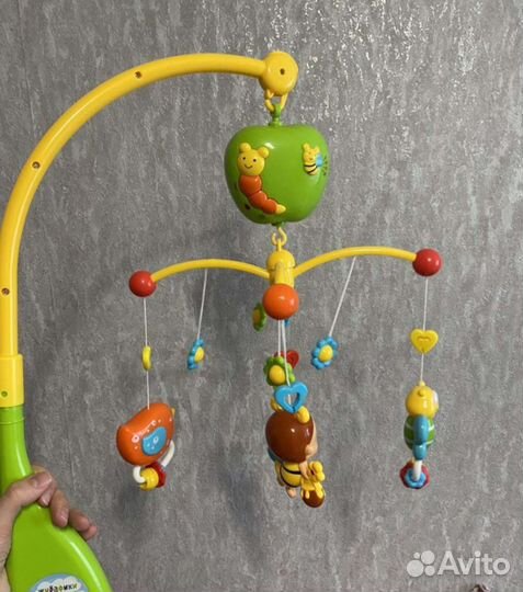 Мобиль на кроватку жирафики