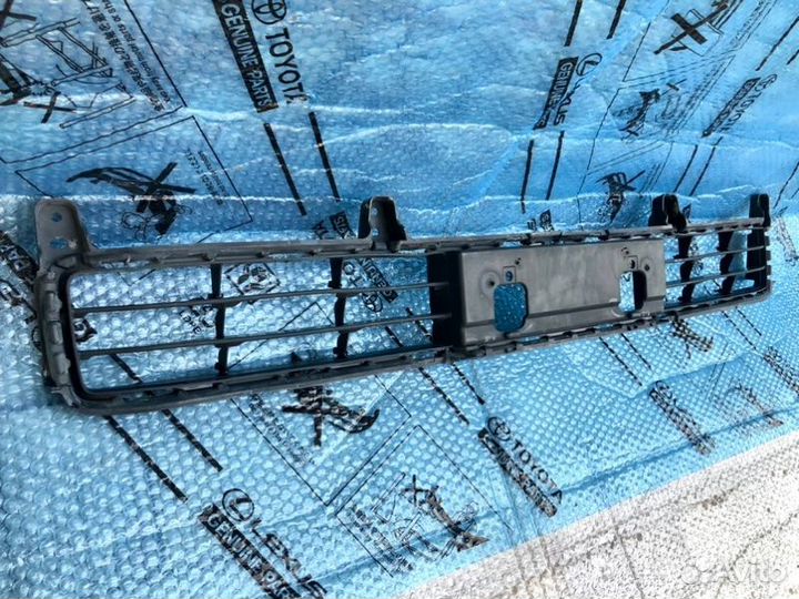 Решетка в бампер передняя Toyota Lc 200 2012-2015