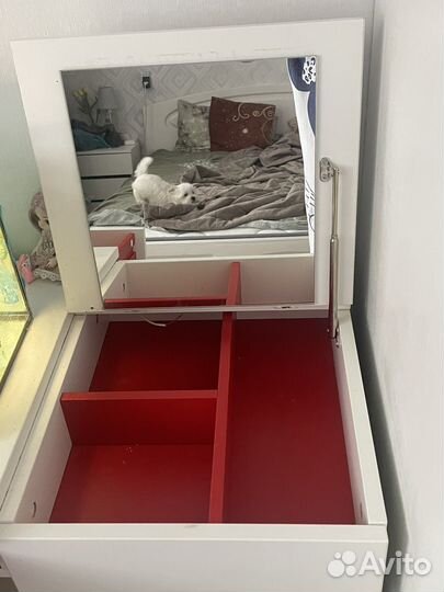 Туалетный столик с зеркалом и пуфиком