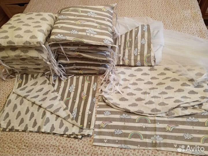Бортики и комплект постельного белья в кроватку