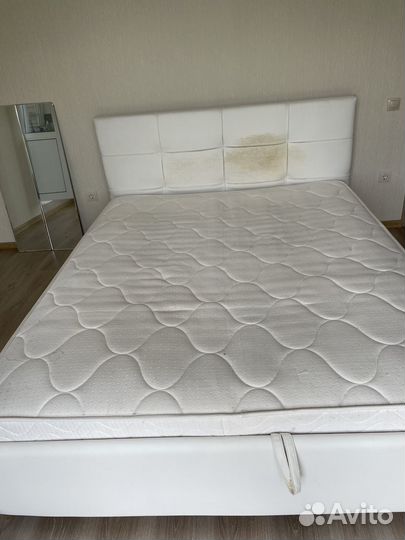 Кровать двуспальная с подъемным механизмом