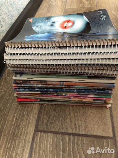 Большая стопка общих тетрадей и тетрадные листы