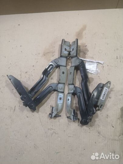 Петля крышки багажника Chrysler 300 LX