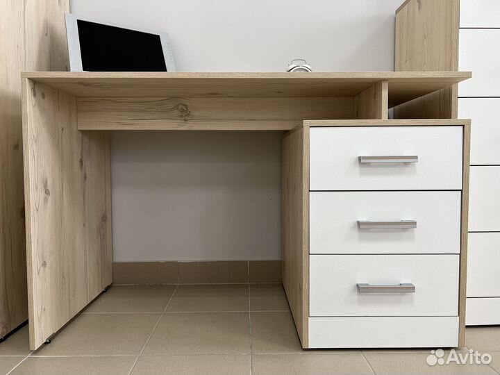 Письменный стол