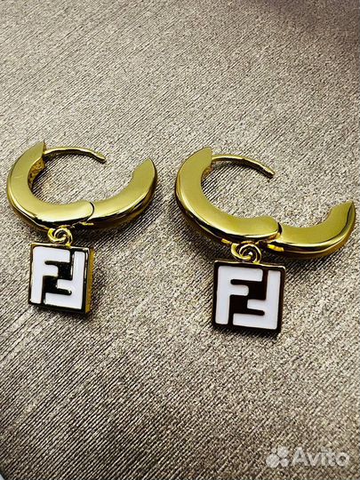 Серьги fendi