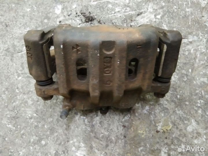 Суппорт передний левый Митсубиси Аутлендер XL