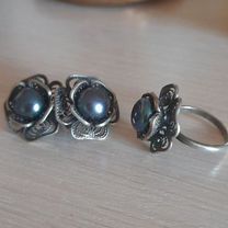 Серебряные серьги и кольцо с черным жемчугом
