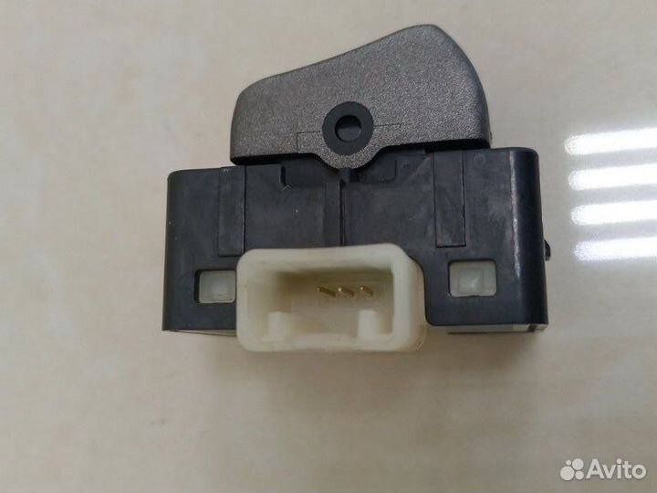 Кнопка регулировки ремня безопасности Lexus Ls460
