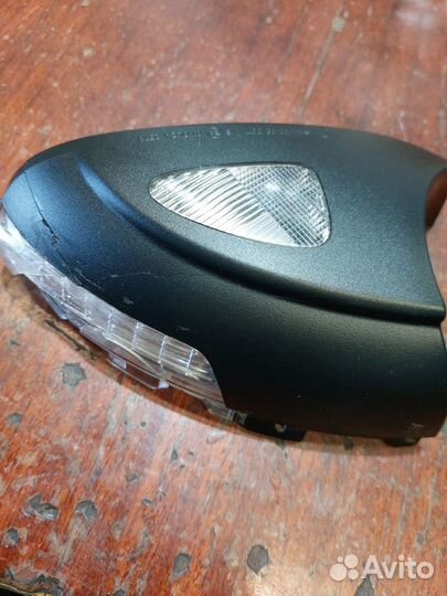 Поворотник в боковое зеркало VW Тигуан