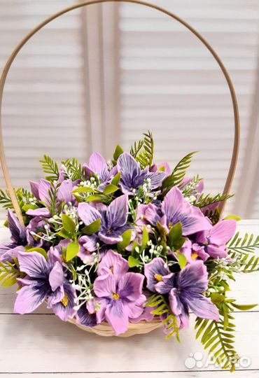 Букет ирисов в корзине