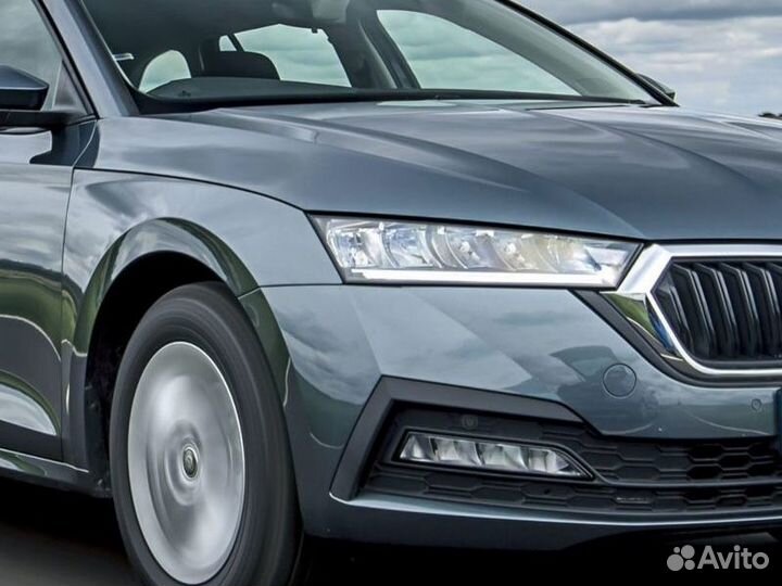 Стекло левой фары Skoda Octavia A8 2019-2024