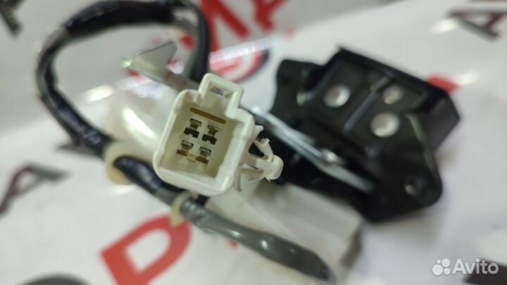 Замок 5-й двери Toyota Ipsum ACM21 2AZ 2006.03