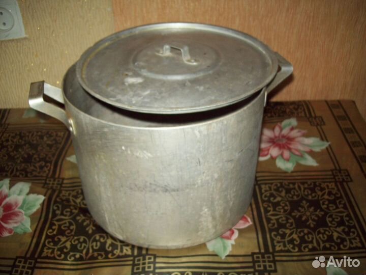 Миски разные эмаль Кастрюля 8 л,чайник,кружки