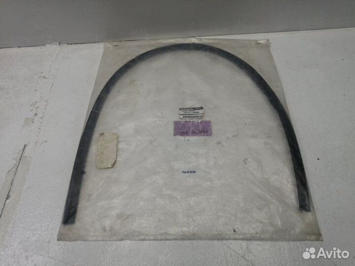 Молдинг лобового стекла Nissan Pathfinder R51M