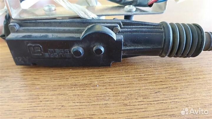 Активатор замка багажника Toyota Yaris 2005-2011