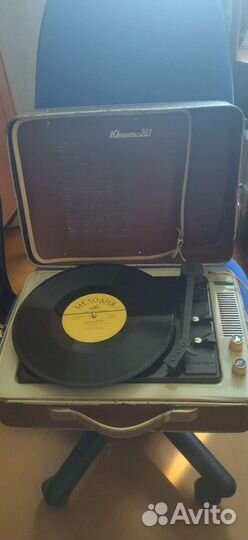 Продаётся проигрыватель пластинок Юность