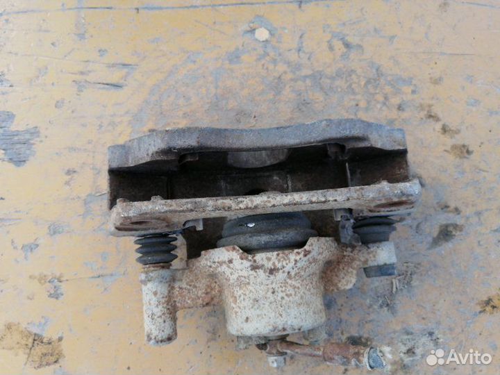 Суппорт передний левый Mazda Atenza GG