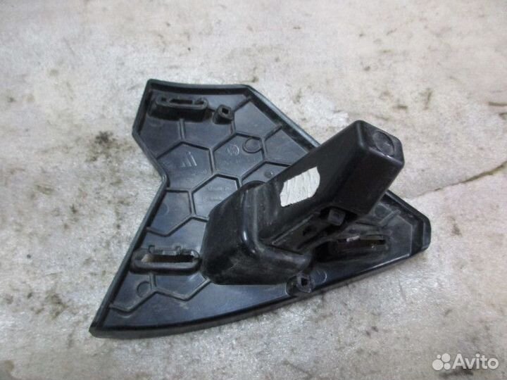 Кронштейн решетки радиатора правый VW Polo (RUS) 2