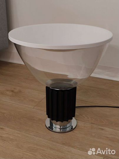 Дизайнерский светильник / Настольная лампа