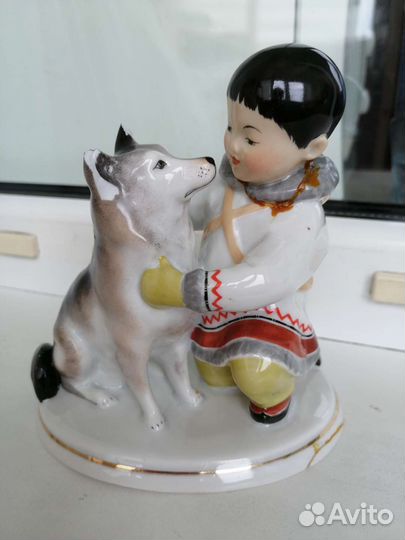Статуэтка фарфоровая Мальчик-якут с собакой. СССР