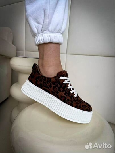 Женские кроссовки