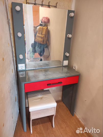 Туалетный столик с пуфом и подсветкой (крашенный)