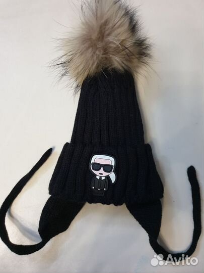 Черная шапка Karl с завязками и помпоном