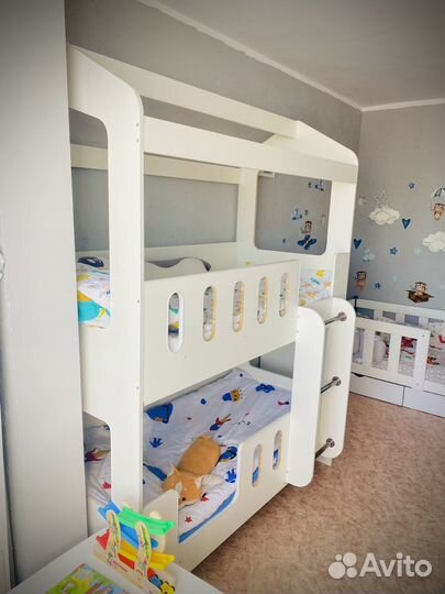 Двухярусная кровать домик