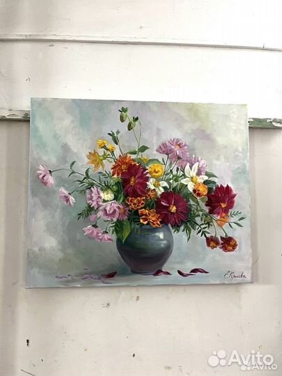 Картина маслом осенние цветы в темной вазе