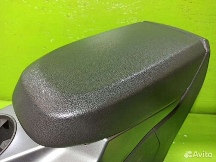 Центральная консоль с подлокотником Ford Kuga 2