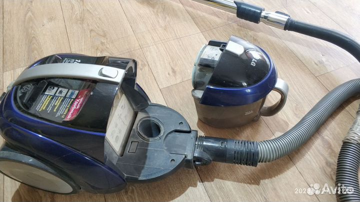 Пылесос безмешковый LG