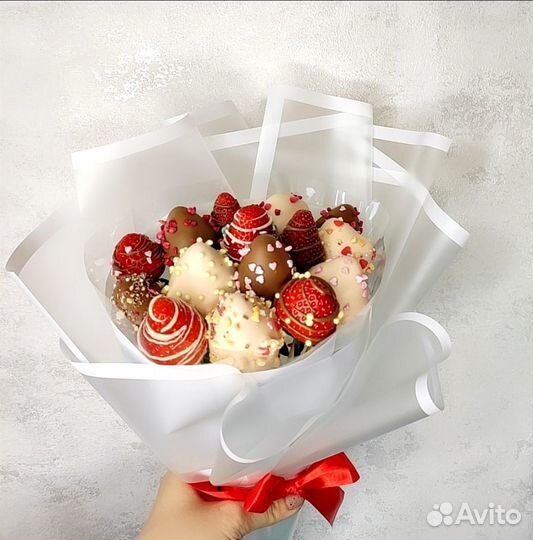 Клубника в молочном шоколаде. Букет из клубники