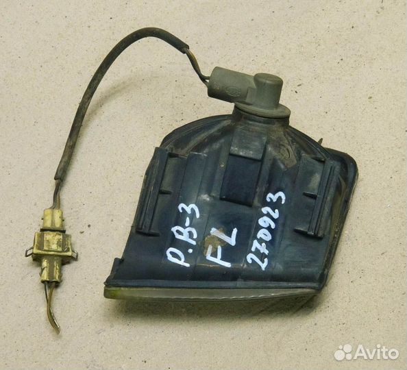 Поворотник левый VW Passat B3 (белый)